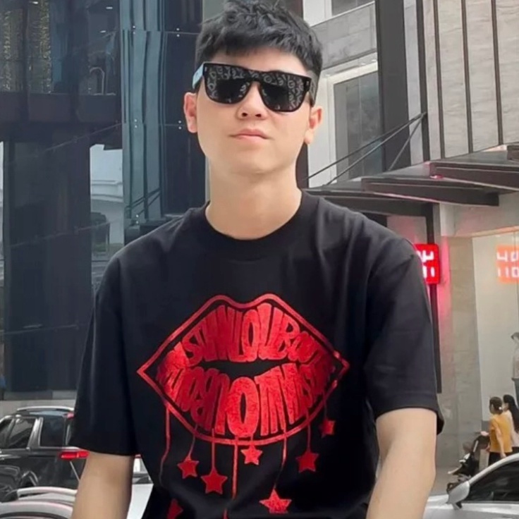 Áo phông unisex hình môi chữ Louboutin ngôi sao 5 cánh kim tuyến đỏ hai mặt phong cách chất form sịn