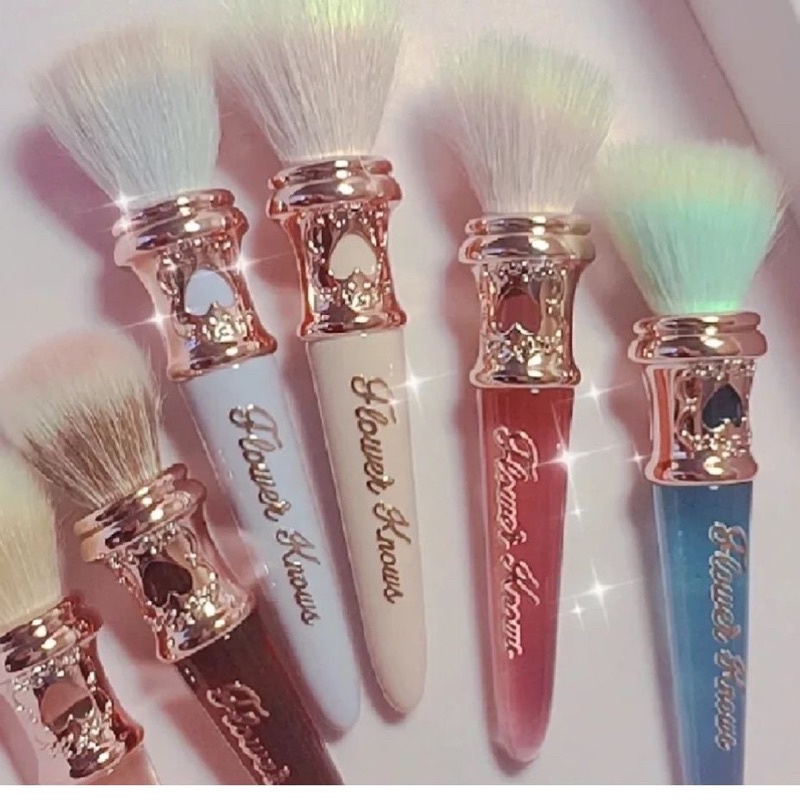 Cọ đánh phấn má Flower Knows - sẵn trắng mermaid