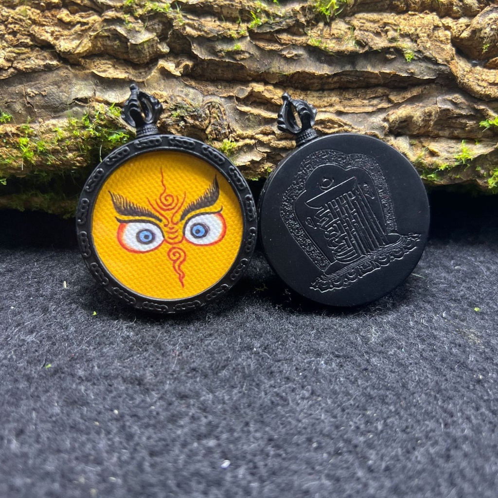 Tangka Mặt Dây Chuyền Hình Tròn Mắt Thần Tài Lộc Tangka Manjusri Dharma Màu Đen Phong Cách Dân Tộc Tây Tạng Dùng Khi Đi Du Lịch