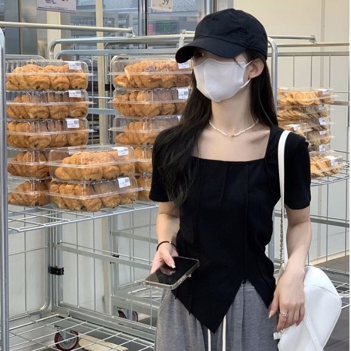 Áo Thun Nữ Ngắn Tay Cổ Vuông Xẻ Tà Lệch Vai Màu Đen Thời Trang