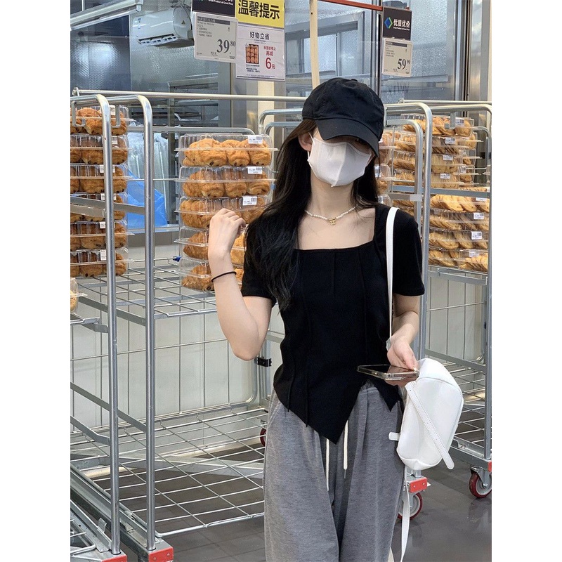 Áo Thun Nữ Ngắn Tay Cổ Vuông Xẻ Tà Lệch Vai Màu Đen Thời Trang