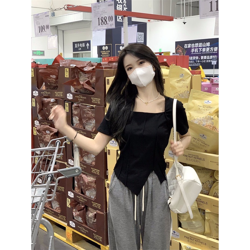 Áo Thun Nữ Ngắn Tay Cổ Vuông Xẻ Tà Lệch Vai Màu Đen Thời Trang