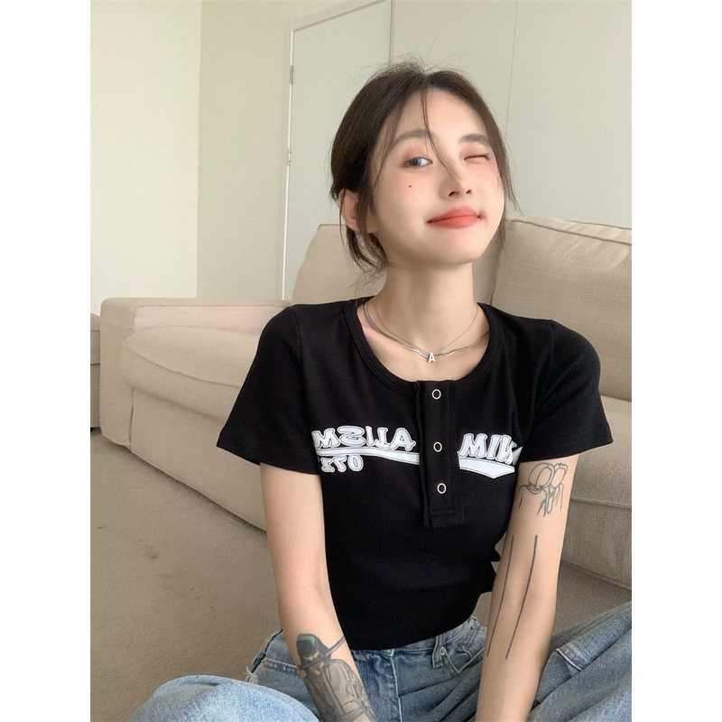 Áo Thun Tay Ngắn Dáng Ôm In Chữ Phối Nút Thời Trang Cho Nữ