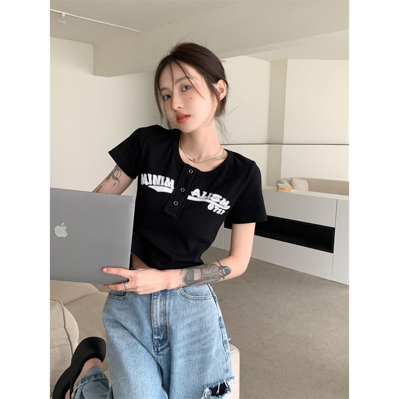 Áo Thun Tay Ngắn Dáng Ôm In Chữ Phối Nút Thời Trang Cho Nữ