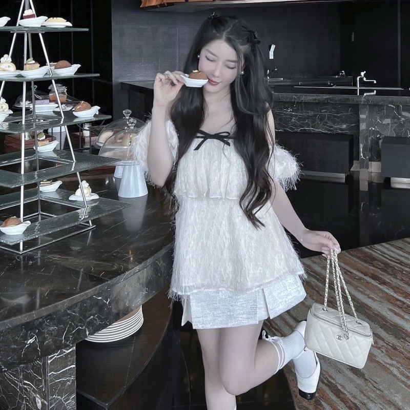 Set Áo Trễ Vai Kim Sa Tơ Hàn Nơ Đen Kèm Chân Váy Chữ A Màu Kem Xẻ 2 Bên