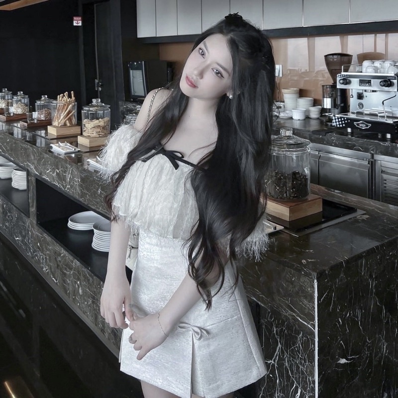 Set Áo Trễ Vai Kim Sa Tơ Hàn Nơ Đen Kèm Chân Váy Chữ A Màu Kem Xẻ 2 Bên