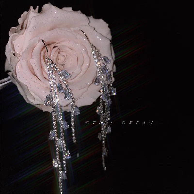 Khuyên Tai Tua Rua Dài Đính Đá Lấp Lánh Thời Trang Hàn Quốc