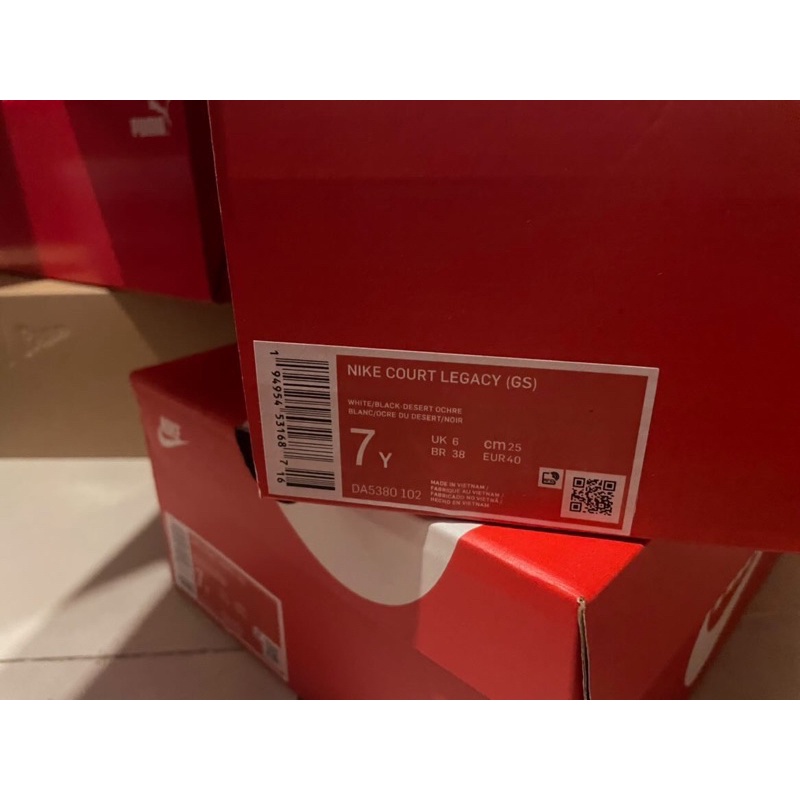 Giày sneaker viền vàng