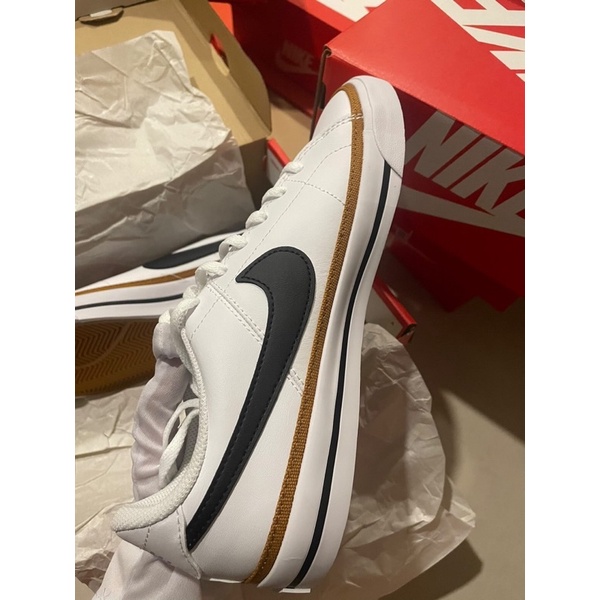 Giày sneaker viền vàng