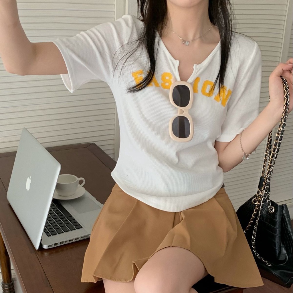 Áo Thun Nữ Ngắn Tay Cổ Chữ v Màu Đen In Chữ Fat mm Thời Trang