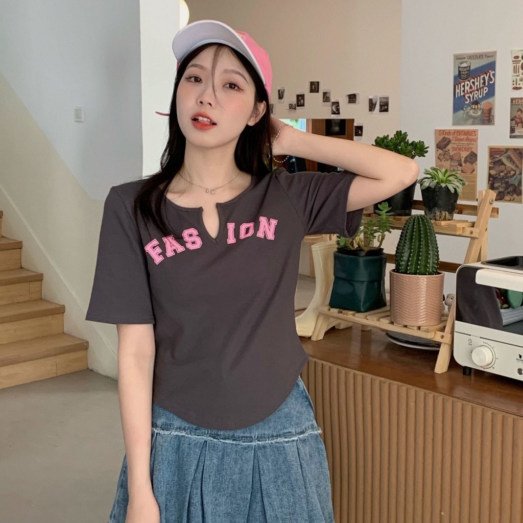 Áo Thun Nữ Ngắn Tay Cổ Chữ v Màu Đen In Chữ Fat mm Thời Trang