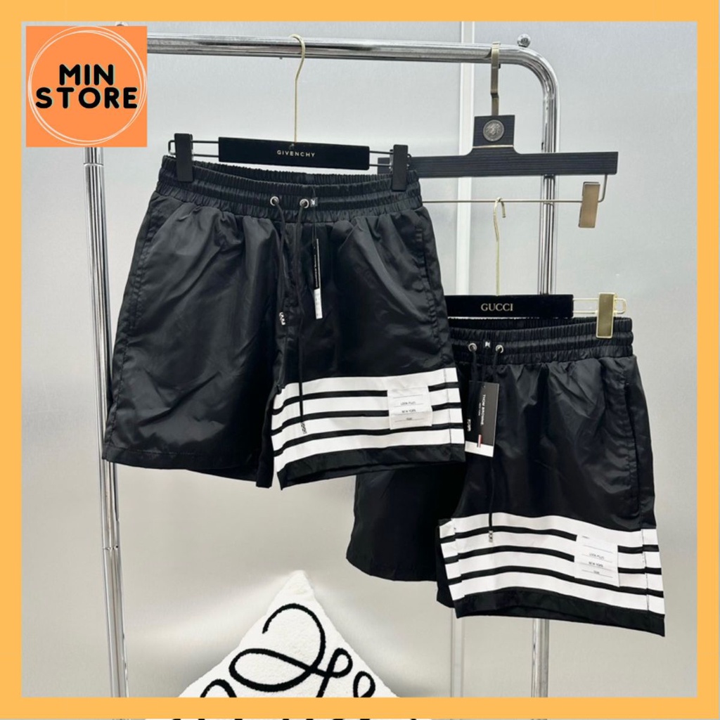Quần Short Gió Nam Thom Browne Đen In 4 Sọc Trắng thêu Logo Chữ Cạp Chun Dây Thắt . Quần Đùi Siêu Cấp Đi Chơi Đi Biển A4