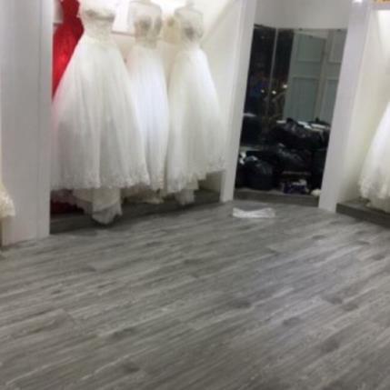 Sàn Nhựa Giả Vân Gỗ Sẵn Keo Tự Thi Công Dày 2mm Hàng loại 1 sàn nhựa bóc dán