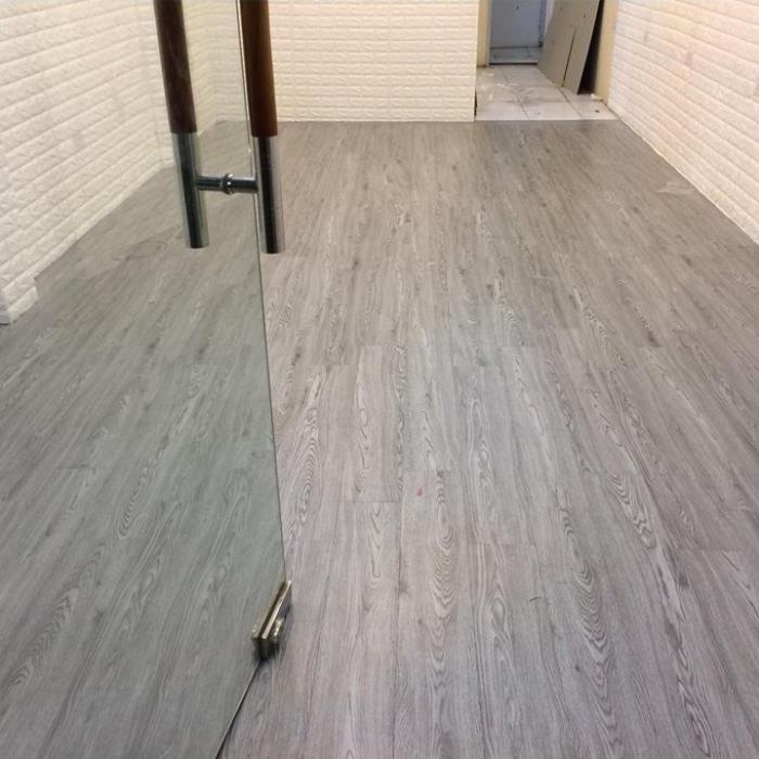 Sàn Nhựa Giả Vân Gỗ Sẵn Keo Tự Thi Công Dày 2mm Hàng loại 1 sàn nhựa bóc dán
