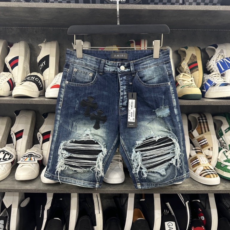Quần short - quần bò nam Amiri wash màu xanh thẫm rách tua xù 2 bên vá da nhăn đen thêu hình chữ thập