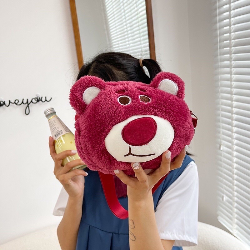 Túi đeo chéo gấu dâu lotso hồng phủ lông nhung mềm mại dễ thương De Perier