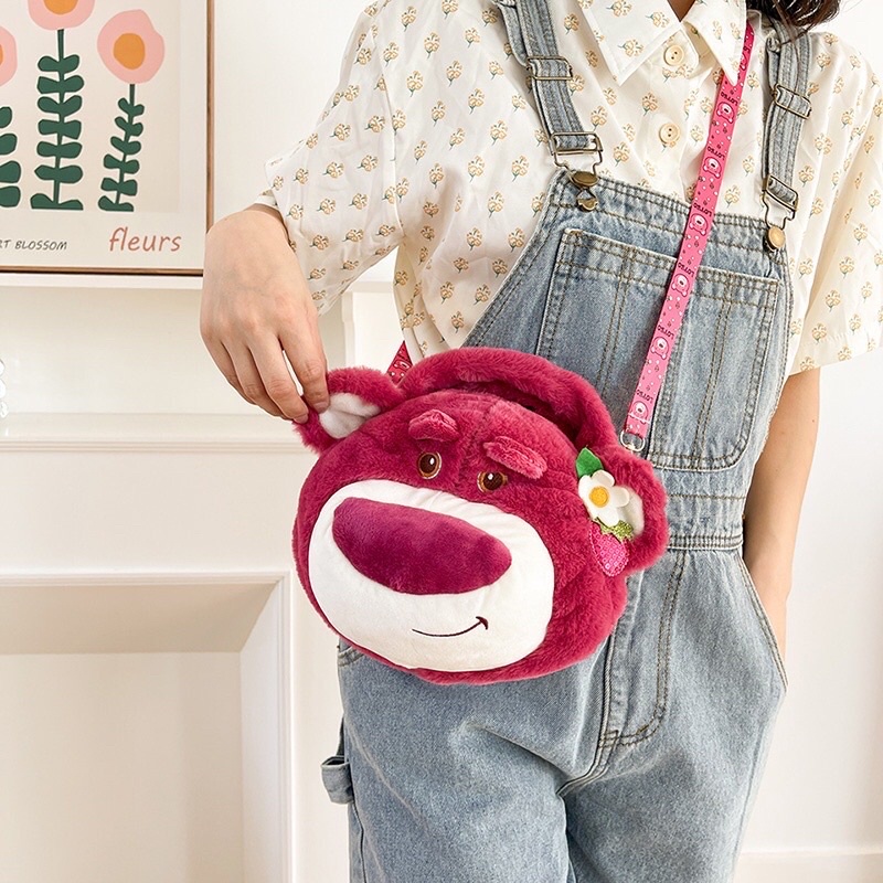 Túi đeo chéo gấu dâu lotso hồng phủ lông nhung mềm mại dễ thương De Perier