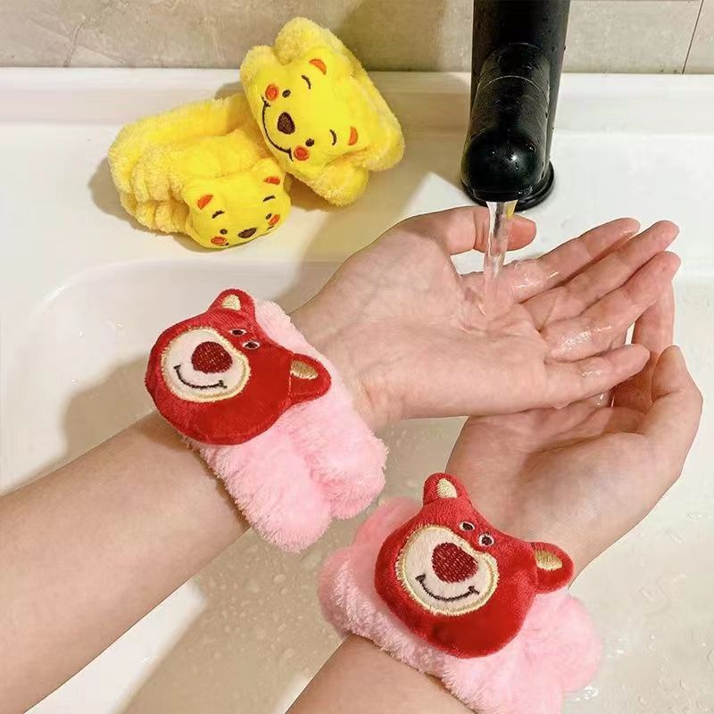 Đai Đeo Cổ Tay Rửa Mặt Chống Nước Chống Ẩm In Hình Winnie the Pooh