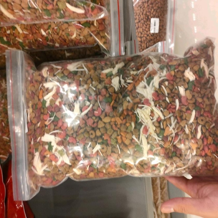 Thức ăn mix  hạt và ức gà cho mèo