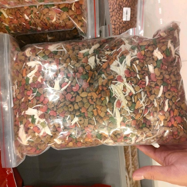 Thức ăn mix  hạt và ức gà cho mèo