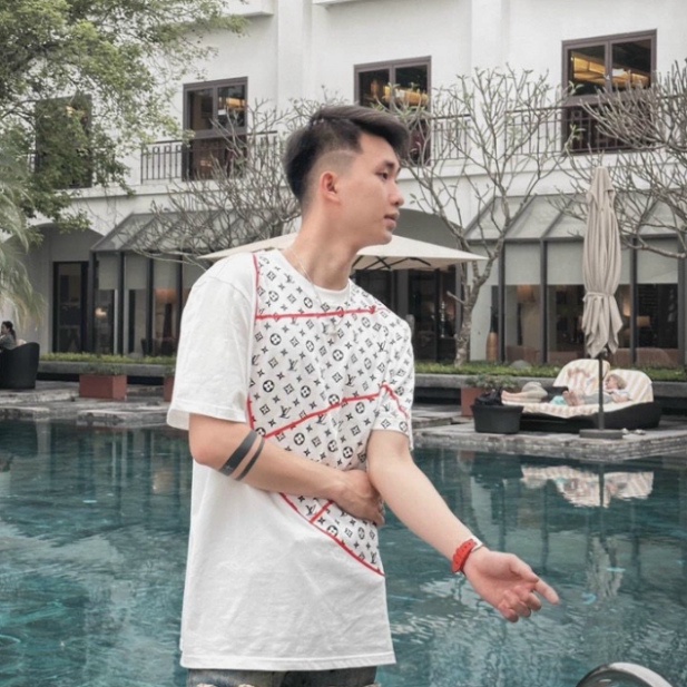 Áo phông nam nữ Premium Cotton dập vân hoa chữ Eo Vì monogram bán cầu vạch kẻ đỏ nửa áo thêu logo Cực Chất | BigBuy360 - bigbuy360.vn