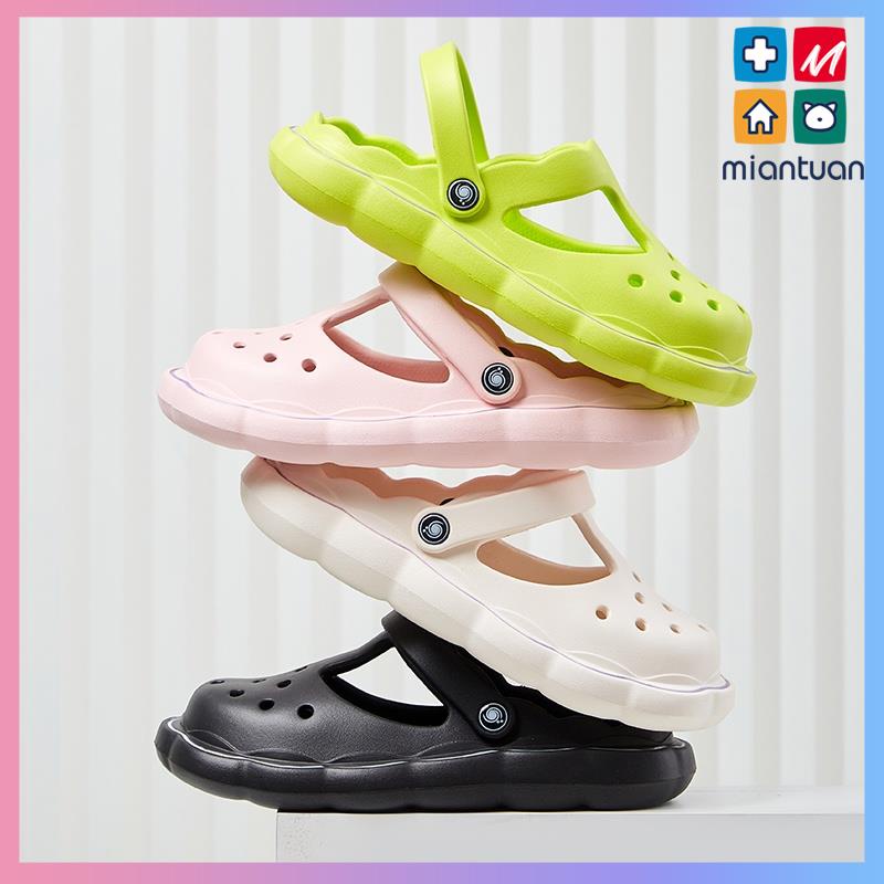 Dép Sandal Đục Lỗ Đế Mềm Họa Tiết Hoa Dành Cho Bạn Nữ Mang Trong Nhà dép lê sỏ ngón nữ