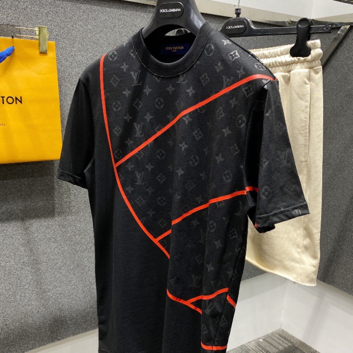 Áo phông nam nữ Premium Cotton dập vân hoa chữ Eo Vì monogram bán cầu vạch kẻ đỏ nửa áo thêu logo Cực Chất | BigBuy360 - bigbuy360.vn