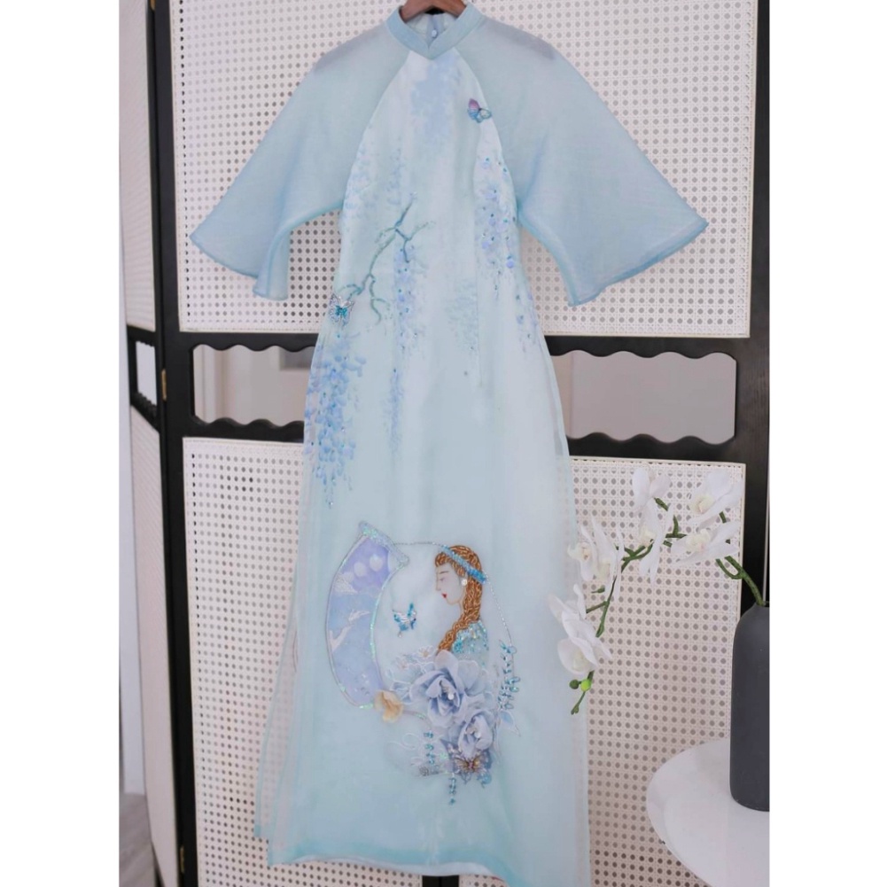 Áo dài cách tân nữ chất tơ organza xanh thiết kế áo 4 tà đính kết họa tiết nổi hình thiếu nữ - Áo Dài Sài Gòn H&T