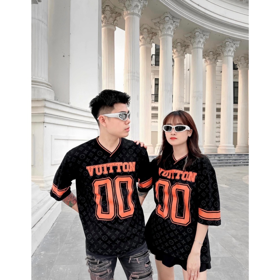 Áo thun LV Monogram Sporty V-Neck chất liệu cotton 100%