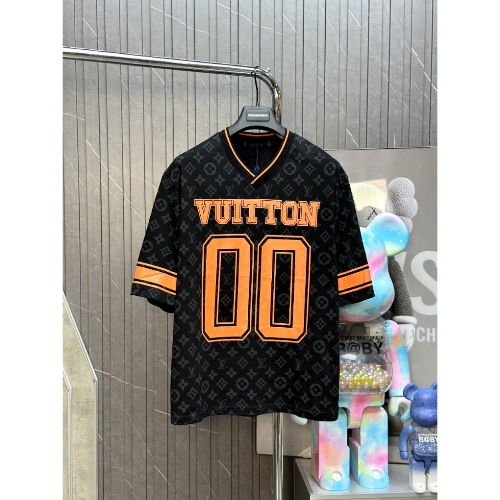 Áo thun LV Monogram Sporty V-Neck chất liệu cotton 100%