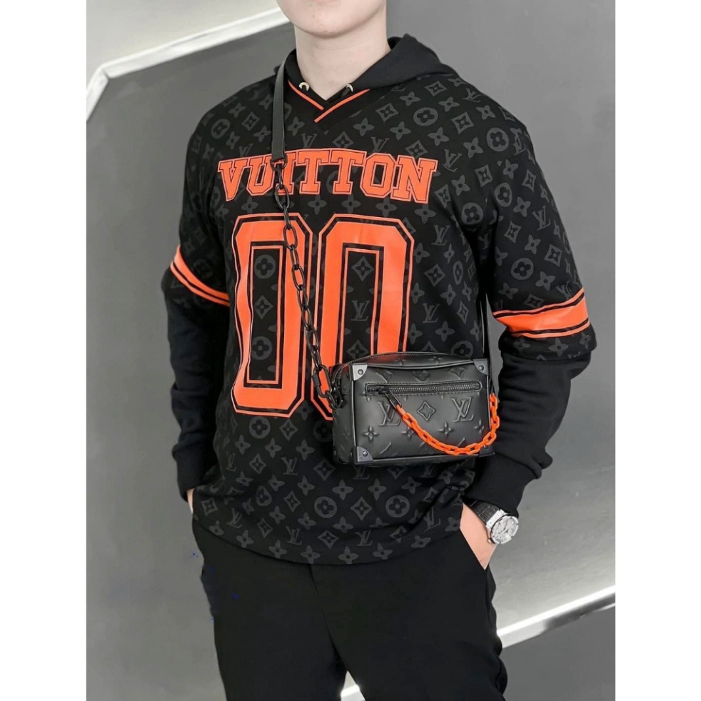 Áo thun LV Monogram Sporty V-Neck chất liệu cotton 100%