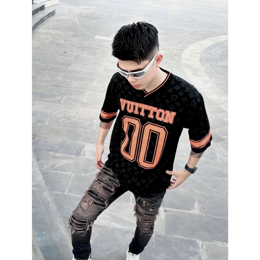 Áo thun LV Monogram Sporty V-Neck chất liệu cotton 100%