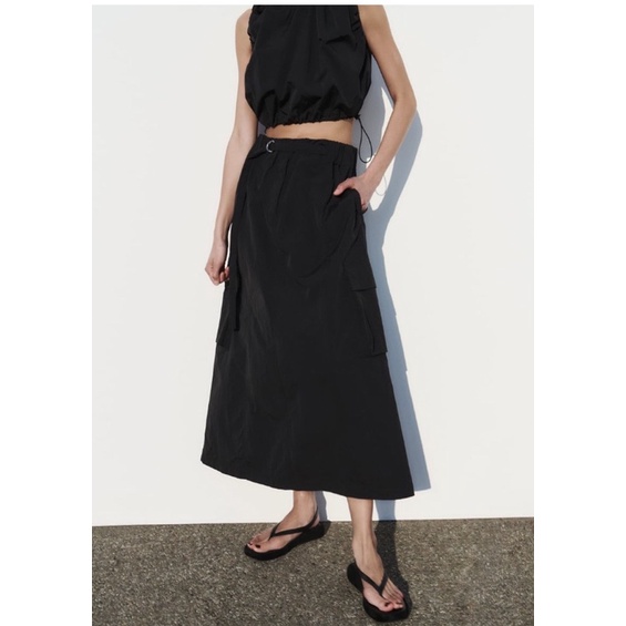 Set áo croptop + chân váy túi hộp màu đen