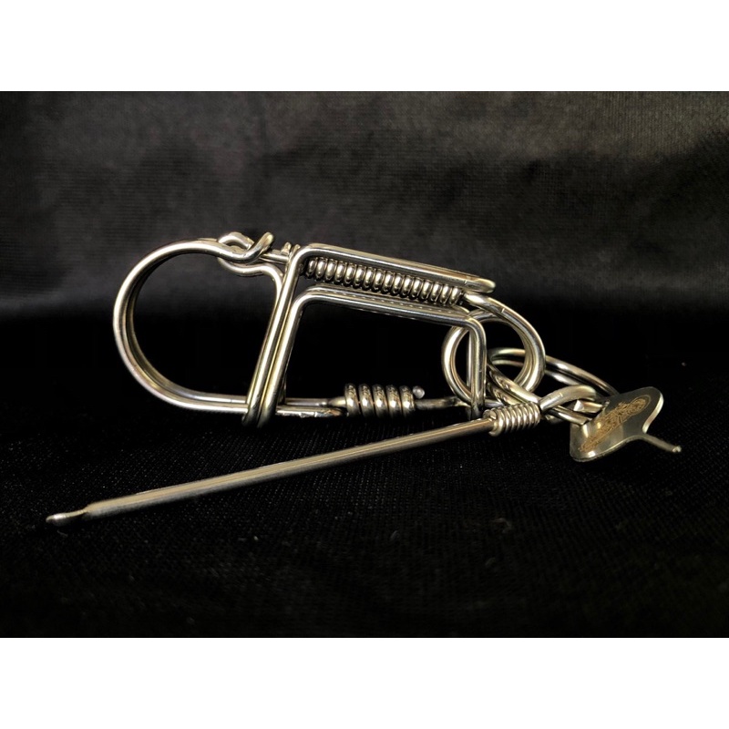 Móc khóa inox thủ công phối titan