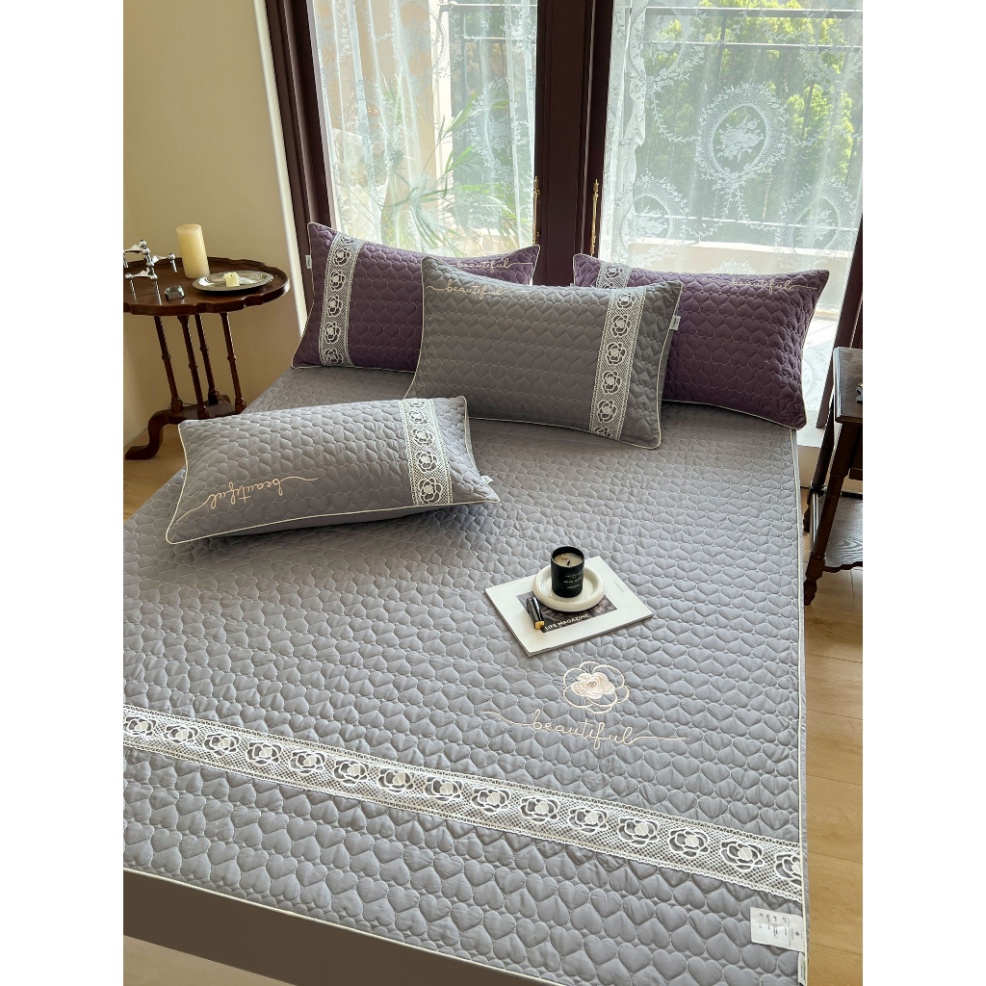 Ga Gối Tencel Chần Bông Thêu Hoa Trà Phối Ren Trắng Tiểu Thư