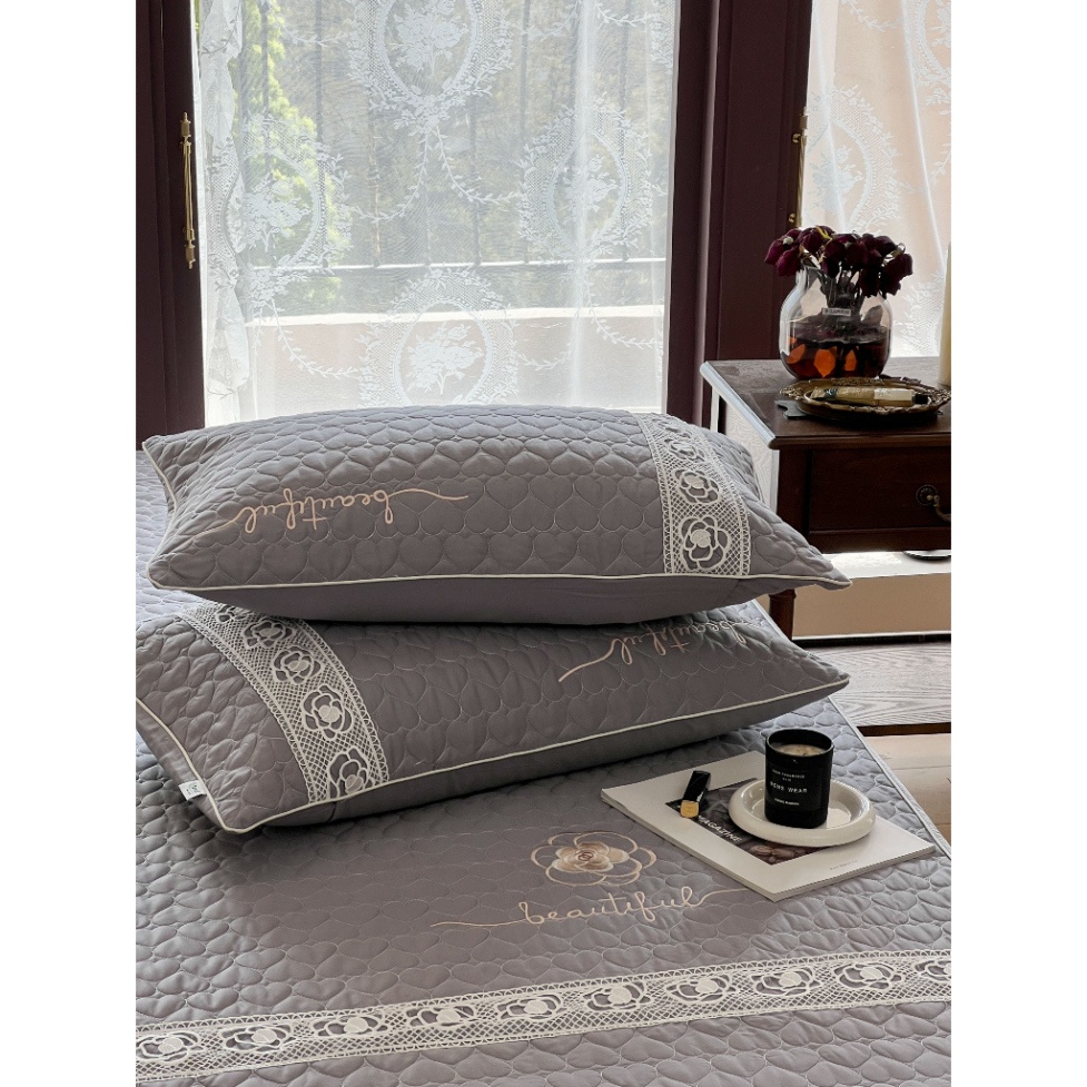 Ga Gối Tencel Chần Bông Thêu Hoa Trà Phối Ren Trắng Tiểu Thư