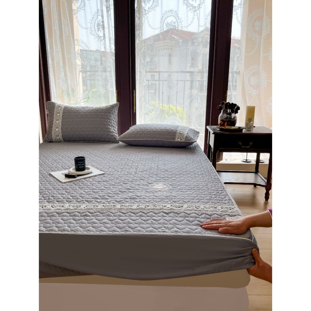 Ga Gối Tencel Chần Bông Thêu Hoa Trà Phối Ren Trắng Tiểu Thư