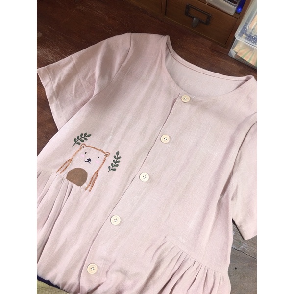 Đầm Nobi linen thêu sát nách kết nút gỗ xinh xắn - by Savanna