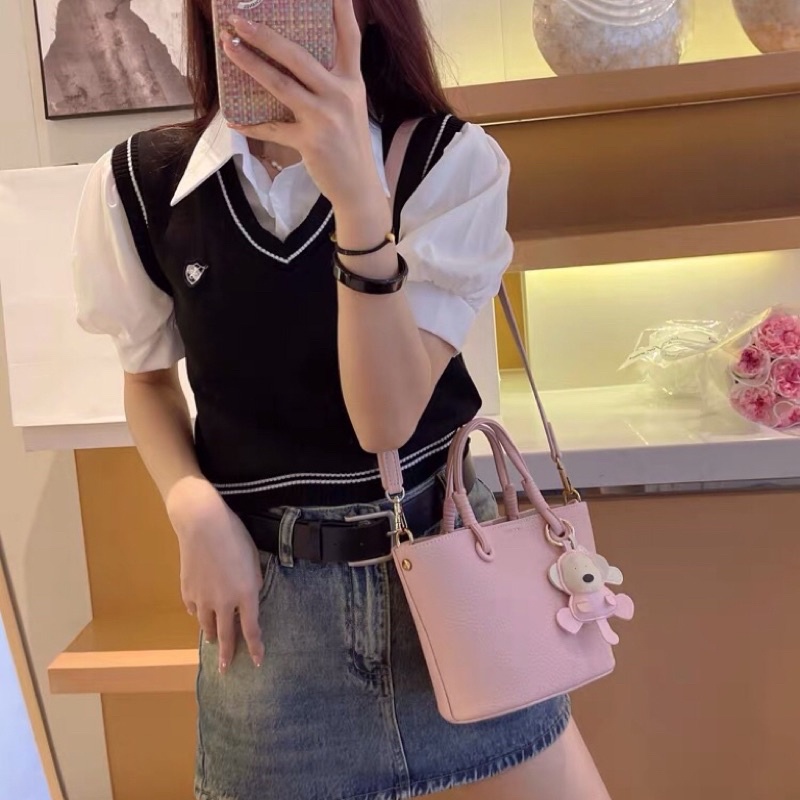 Túi xách da cầm tay đeo chéo kèm móc gấu