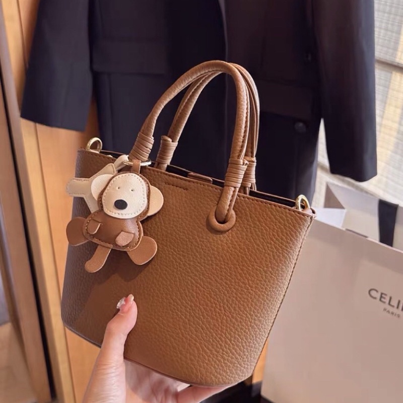 Túi xách da cầm tay đeo chéo kèm móc gấu