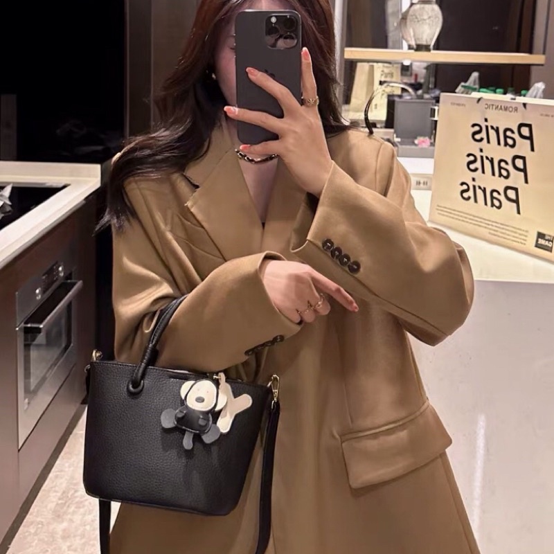 Túi xách da cầm tay đeo chéo kèm móc gấu