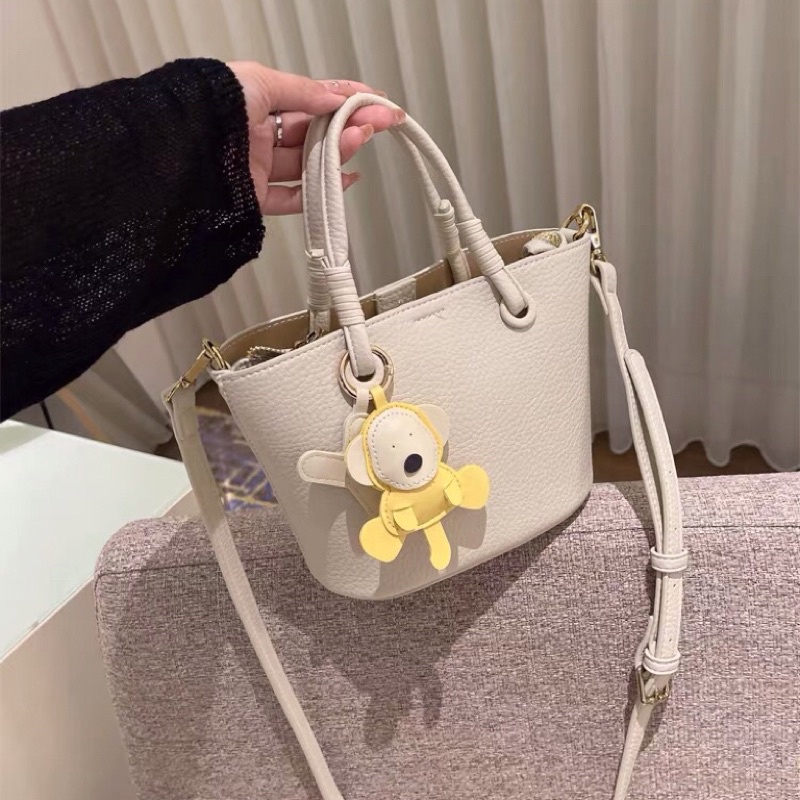 Túi xách da cầm tay đeo chéo kèm móc gấu