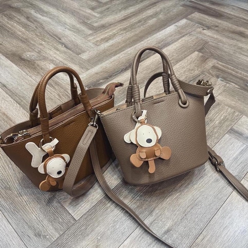 Túi xách da cầm tay đeo chéo kèm móc gấu