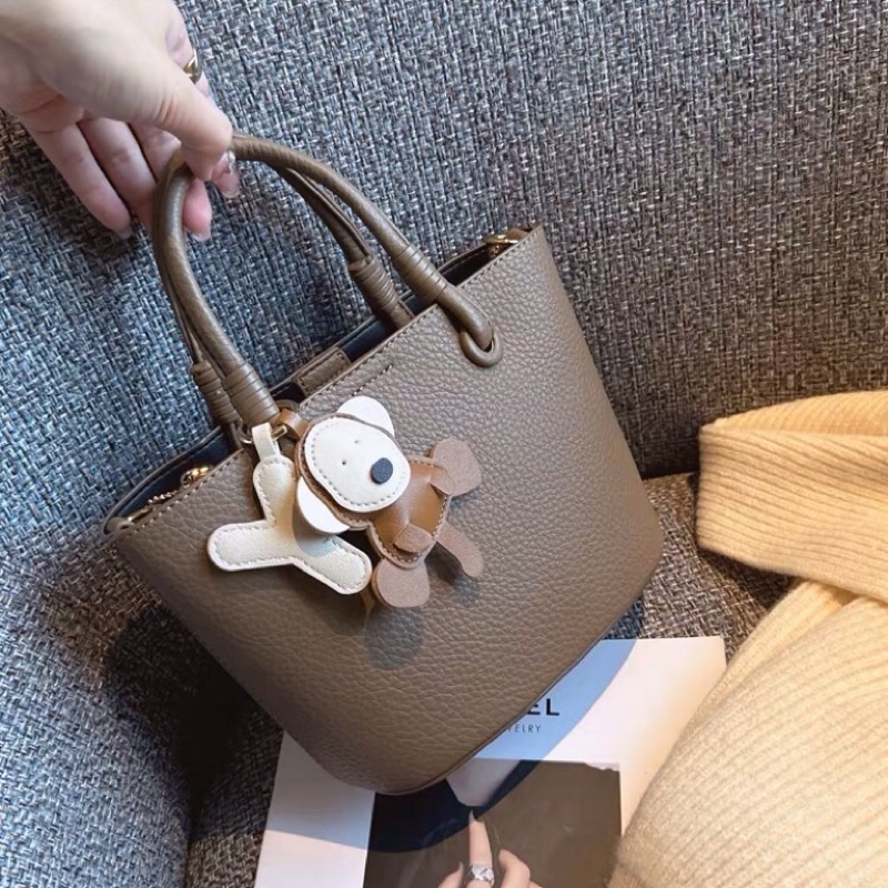 Túi xách da cầm tay đeo chéo kèm móc gấu