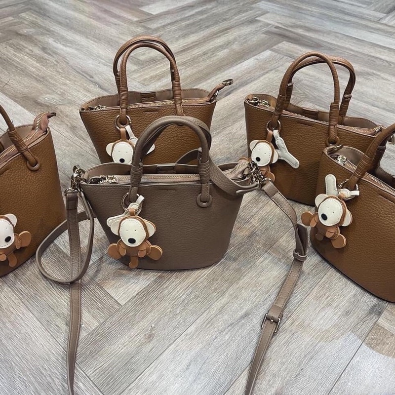 Túi xách da cầm tay đeo chéo kèm móc gấu