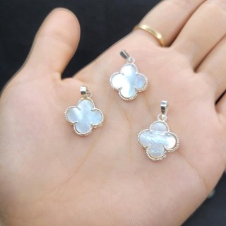 T1a - mặt dây chuyền cỏ 4 lá xà cừ trắng - tay nữ tudo
