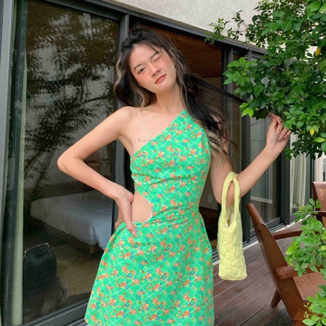 Đầm lệch vai thiết kế khoét eo sang trọng dáng chữ a màu xanh hoạt tiết hoa nhí Skiny Dress