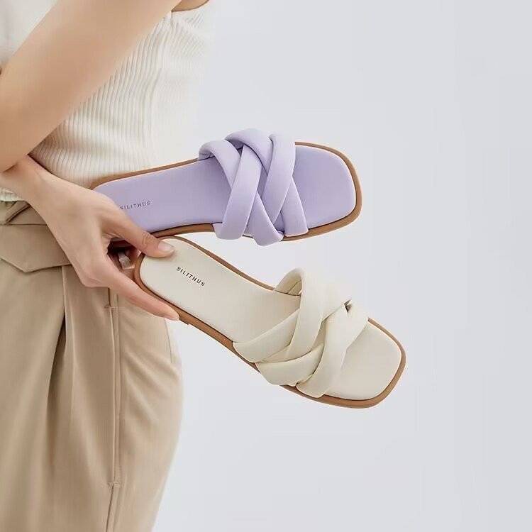 Dép nữ, mặt trời lặn bên bờ biển, đan chéo vào mùa hè