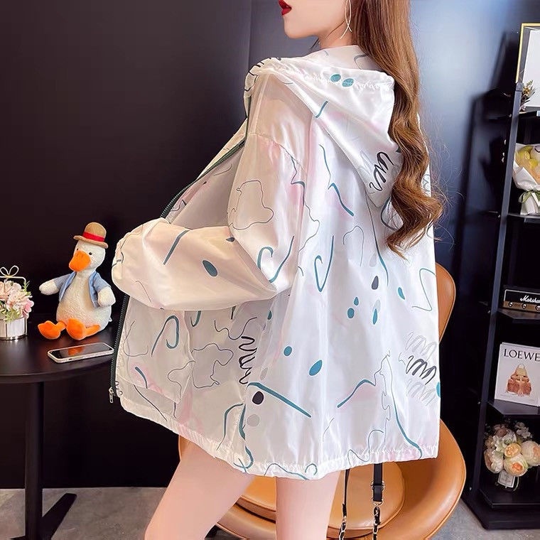 Áo Khoác Chống Nắng Mỏng Có Nón Dáng Rộng In Họa Tiết Graffiti Thời Trang Mùa Hè Phong Cách Hàn Quốc Cho Nữ