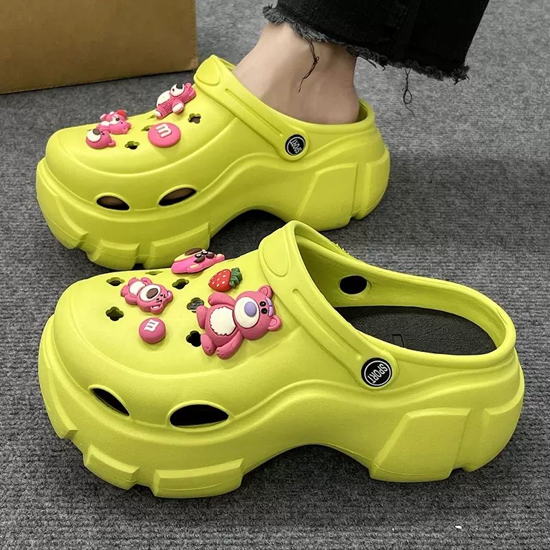 Dép Bít Mũi Đế Dày Tăng Chiều Cao Đục Lỗ Họa Tiết Gấu Dâu Tây Hoạt Hình Thời Trang Mùa Hè Cho Nữ